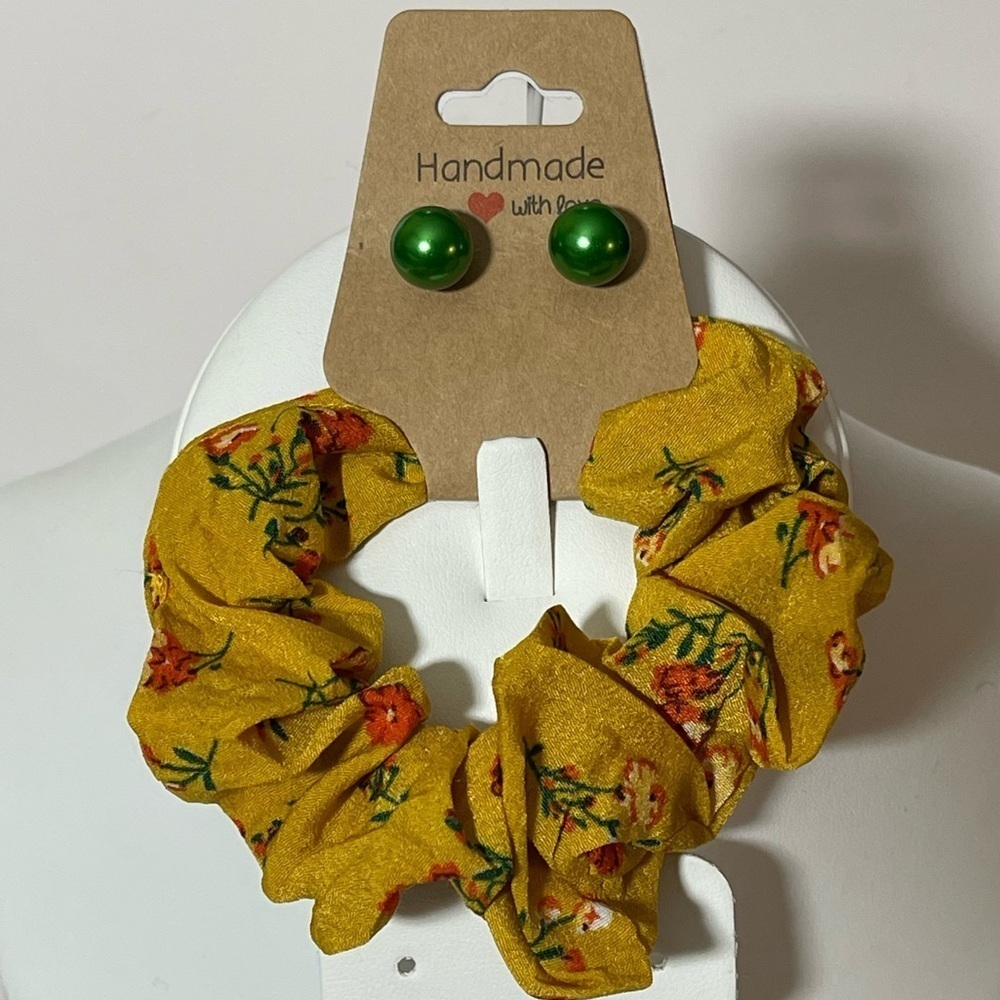 Handmade Green Stud Earrings and Floral Scrunchie
Set, Hypoallergenic Jewelry‌